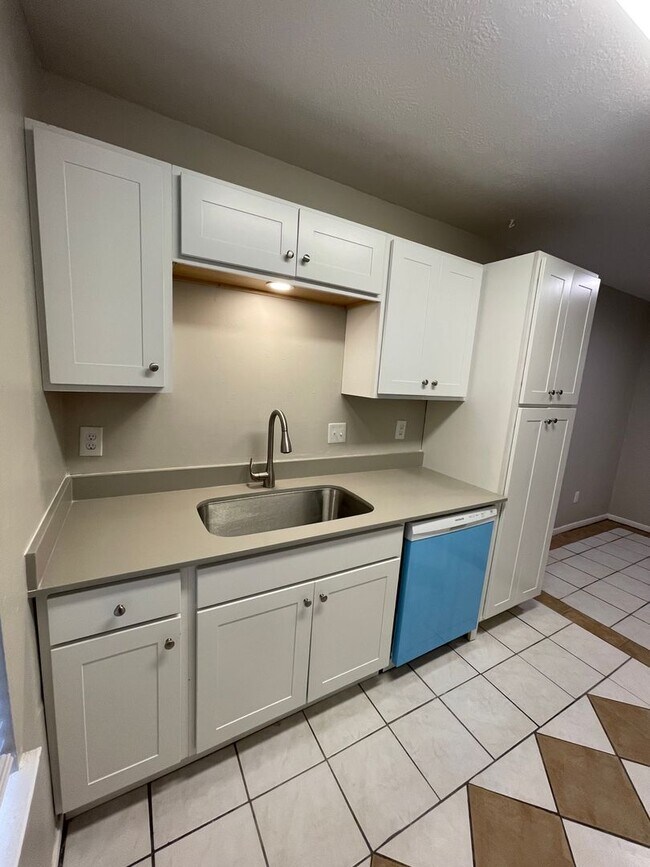 Building Photo - 809 San Saba Dr