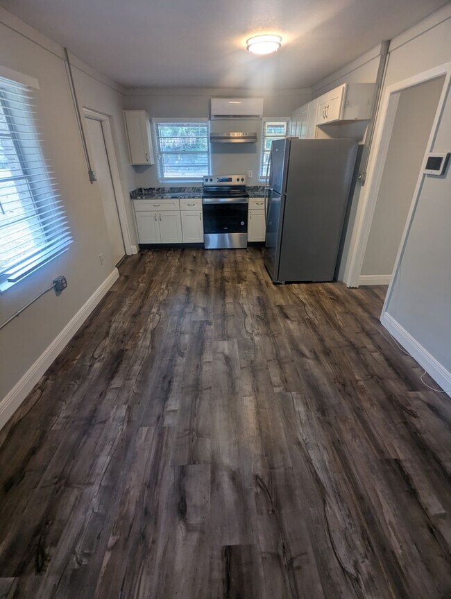 Foto del edificio - Charming 1 Bedroom 1 Bath. Utilities included. Your fury friends are Welcome!