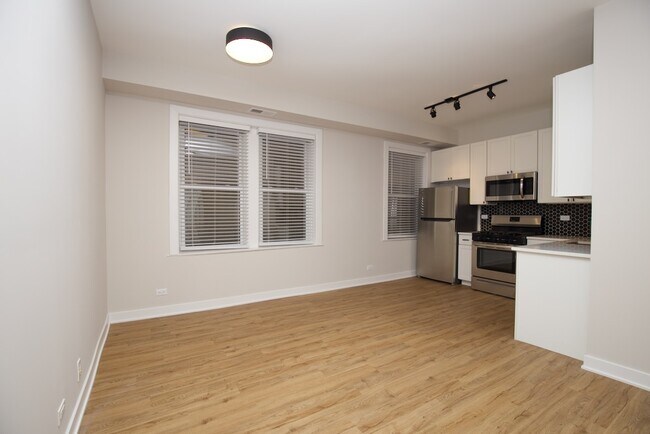Building Photo - 656 W Wrightwood Ave