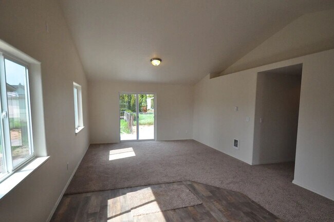 Building Photo - 3BD/2BA Single Level Home located in the d...