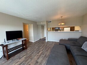 Building Photo - 2824 S Bartell Dr