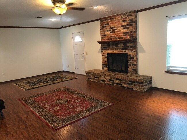 Building Photo - 3 Bedroom, 2 Bathroom and 2 Car Garage in ...