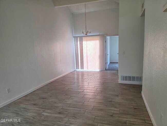 Foto del edificio - 944 Montera Rd