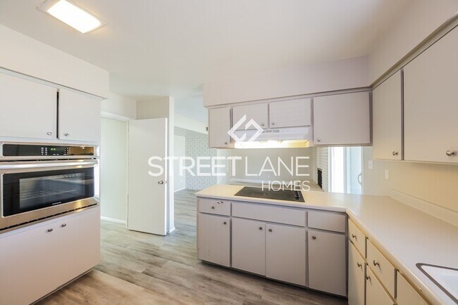 Building Photo - REDUCED!