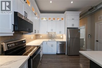 Building Photo - 145 Wellington St N