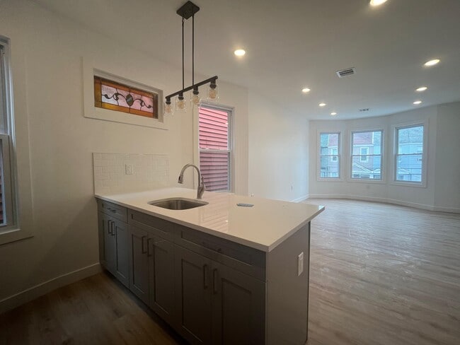 Foto del edificio - 13 Bartholdi Ave