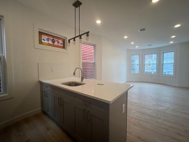 Building Photo - 13 Bartholdi Ave