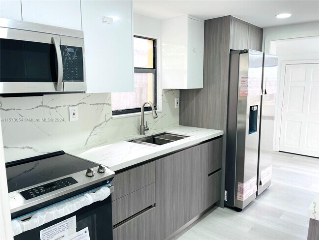Foto del edificio - 862 SE 9th Ct