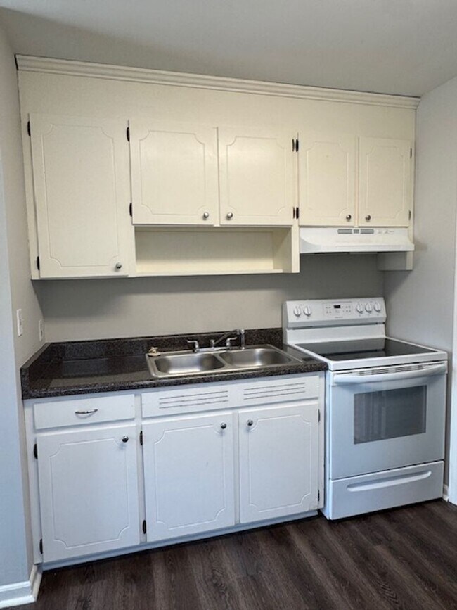 Foto del edificio - Tri-Plex - in Downtown Greer - 1 bedroom, ...