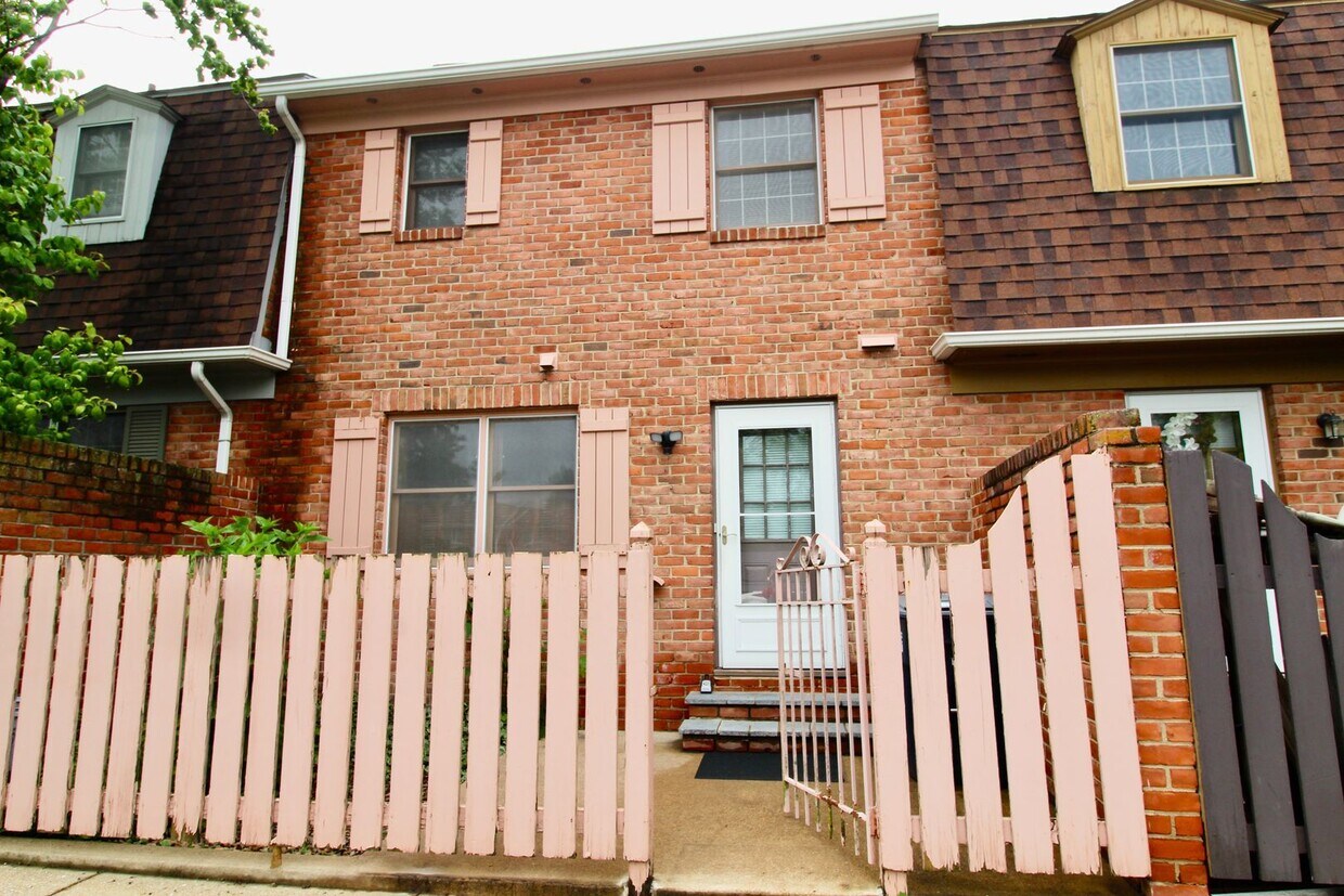 Foto del edificio - 2 bedroom townhome right across from westo...