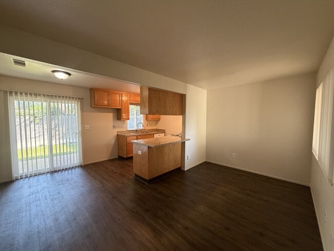 Building Photo - 1401 E Rumble Rd