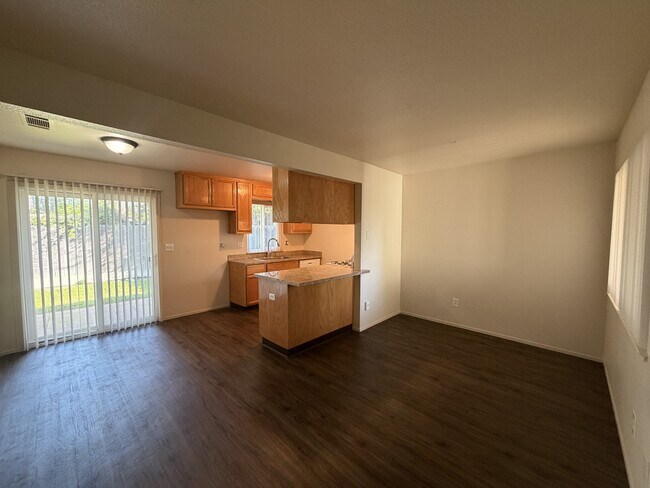 Foto del edificio - 1401 E Rumble Rd