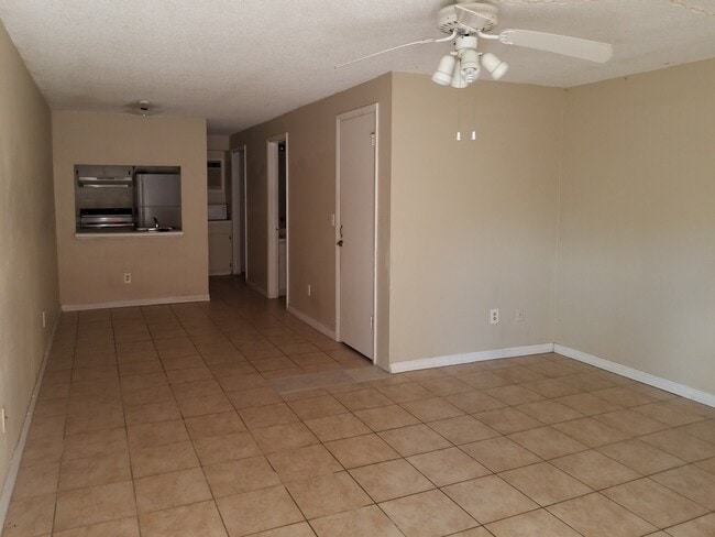 Foto del edificio - 1619 W Oak Ridge Rd
