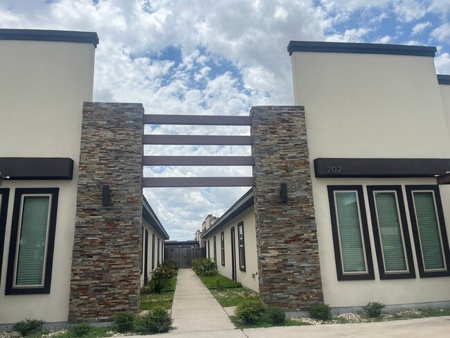 Building Photo - 202 Fig Dr