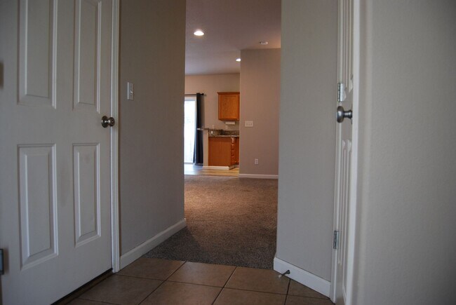 Building Photo - Modern 3 Bed 2.5 Bath Home in Sifton with ...