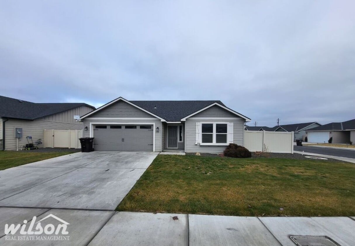 Foto principal - West Valley Home with Underground Sprinkle...