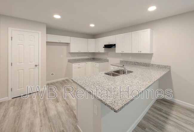 Building Photo - 1043 Oakley St