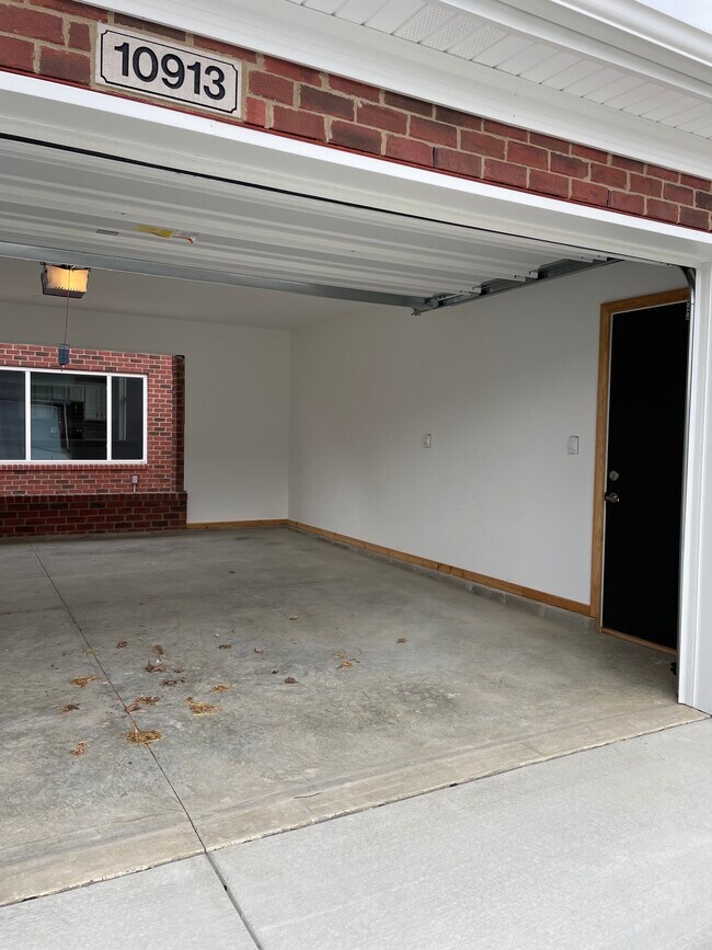 Foto del edificio - 10913 Cole Thompson Ln