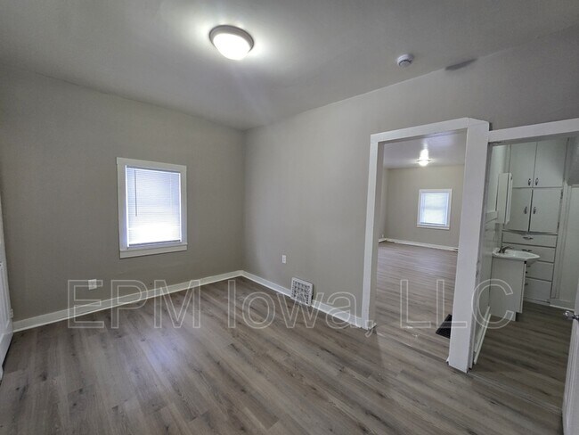 Building Photo - 406 Locust St