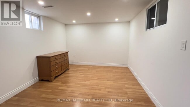 Building Photo - 76 Shendale Dr