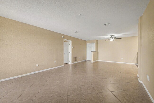 Foto del edificio - 4200 N Miller Rd