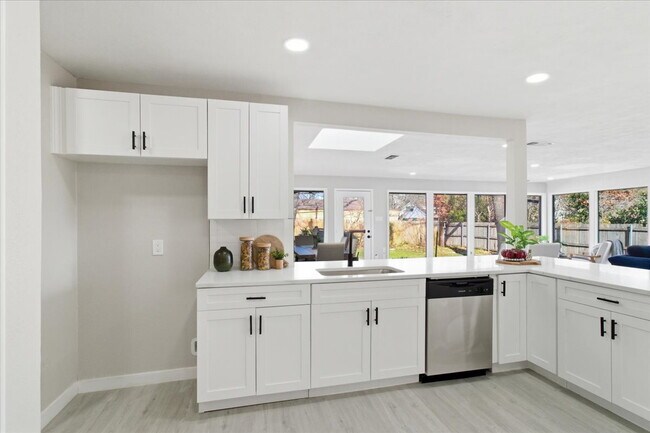 Foto del edificio - "Spacious 3-Bed, 2-Bath Gem with 2,155 Sq. Ft. on University Drive in Arlington, TX!"