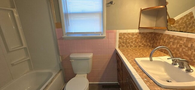 Building Photo - 4 Bedroom 2 Bathroom! $1195!