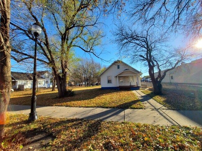 Foto del edificio - Great Central location home!  - Nice home with appliances. Close to Washburn University