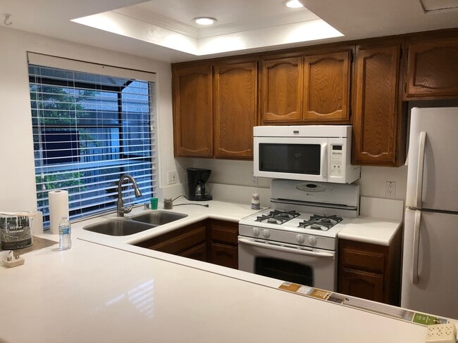 Foto del edificio - 4732 Lakeview Ave