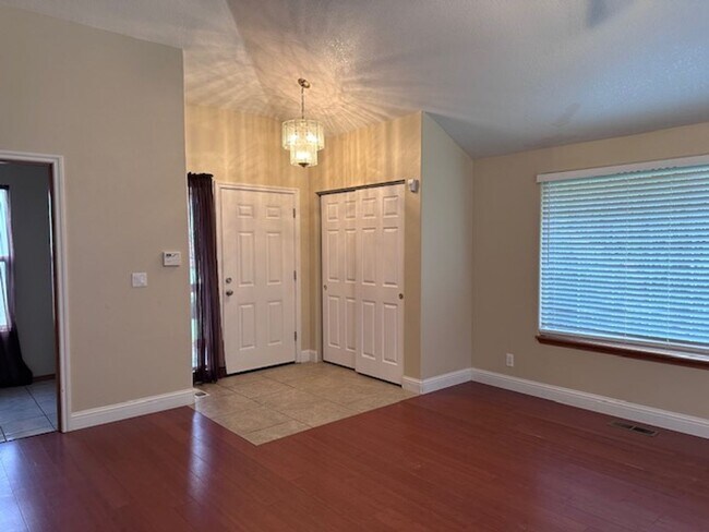 Building Photo - Three bedroom home in Hazel Dell nieghborhood