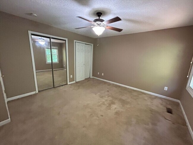 Foto del edificio - 5225 Falling Creek Ln