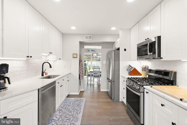 Foto del edificio - 7393 Colton Ln