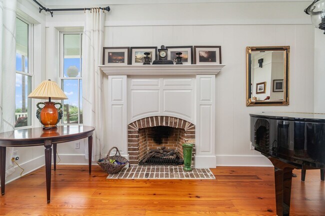 Building Photo - Beautiful home in Oriental with an amazing...