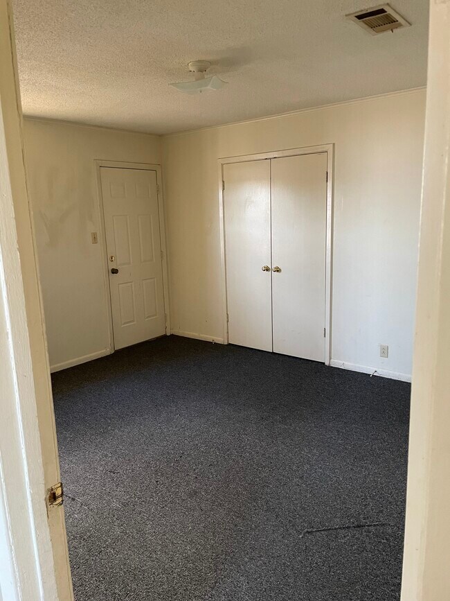 Bedroom w/ closet and door to balcony - 105 Arlington Dr