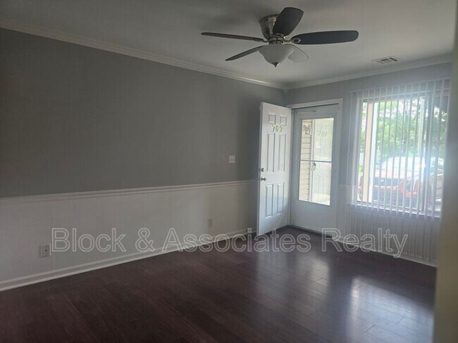 Foto del edificio - 702 Westbrook Ct