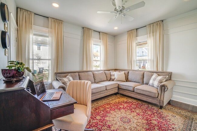 Foto del edificio - 6127 Longwood Ave