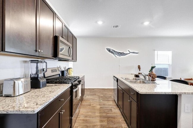 Foto del edificio - Move in Ready and FULLY FURNISHED 3 BD/2 B...