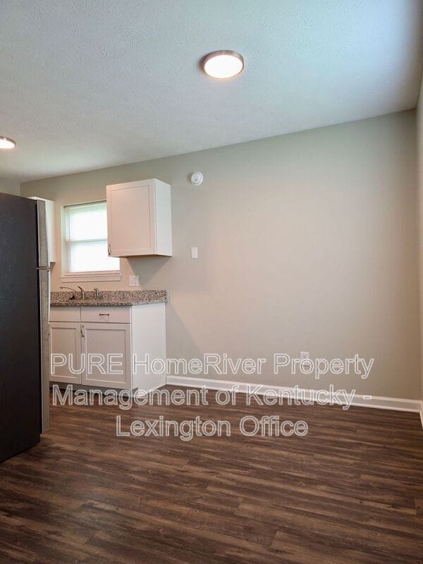 Building Photo - 3793 Camelot Dr