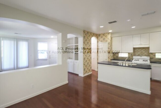 Foto del edificio - Spacious 3-Bed, 2.5-Bath Home in Prime Bre...