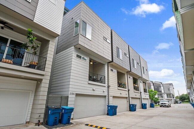 Building Photo - 2106 Dennis St