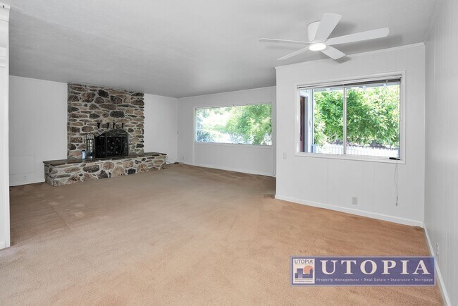 Foto del edificio - Adorable, Sunny, and Spacious Home in Felt...