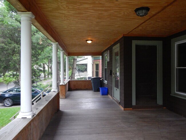 Foto del edificio - AVAILABLE 6/1/26 - Large House Available O...