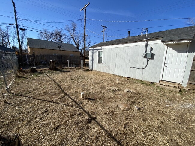 Building Photo - Spacious 1 Bedroom Property