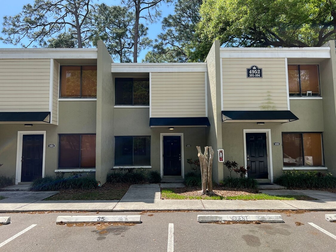 Primary Photo - 2 STOREY TOWNHOME - PRIVATE YARD - GRAND OAKS