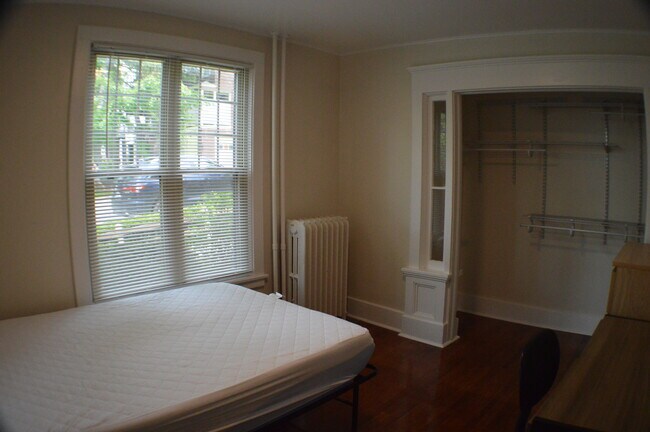 Dormitorio 1 - 527 E Buffalo St