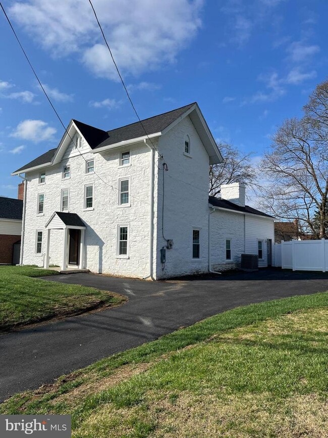 Foto del edificio - 540 W Springfield Rd