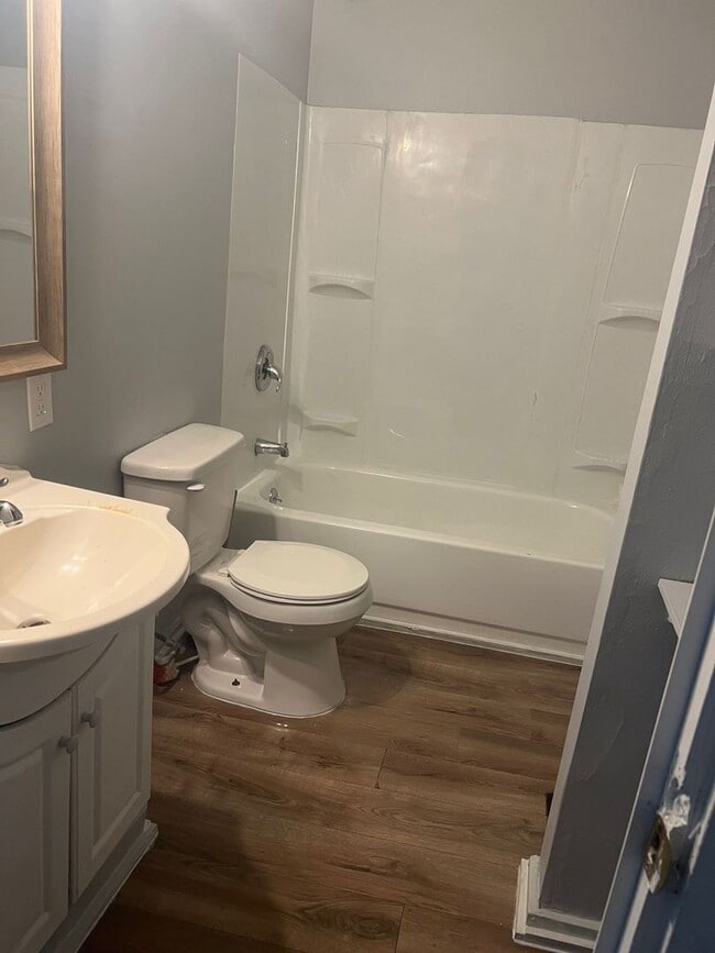 Building Photo - 4 bedrooms 2 baths