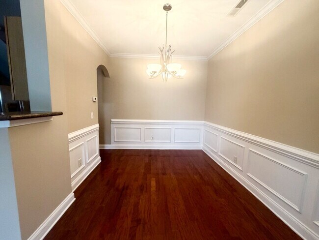 Foto del edificio - Large Three Bedroom Townhouse! New Carpet & Paint!