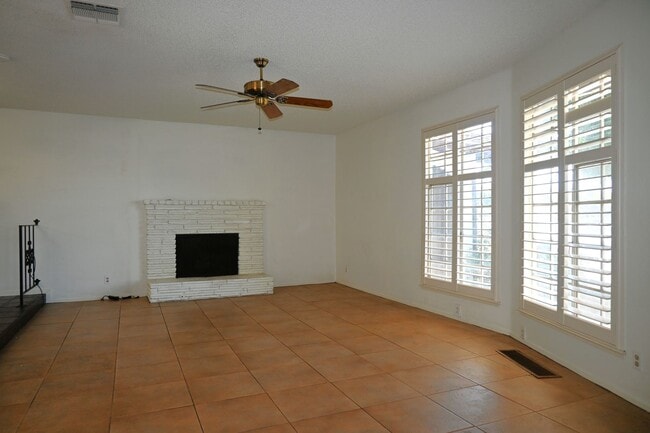Building Photo - 5941 S Land Park Dr