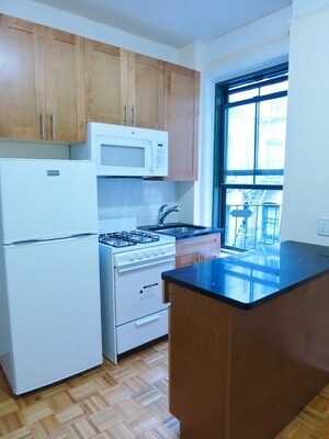 Building Photo - 517 E 78th St